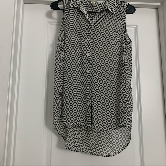 H&M Black & White geometric print hi-low sheer sleeveless button-down. Size 2 - Picture 2 of 15
